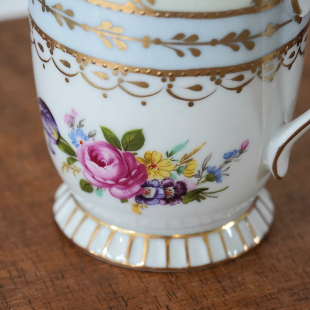 Tasse "Nydia" avec son filtre en porcelaine néerlandaise Meander BV fleurie et dorée