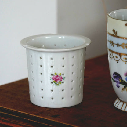 Tasse "Nydia" avec son filtre en porcelaine néerlandaise Meander BV fleurie et dorée