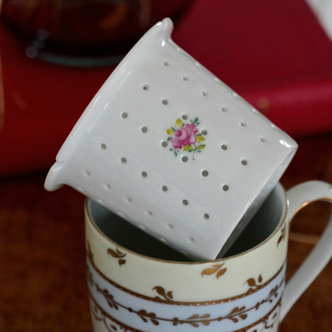 Tasse "Nydia" avec son filtre en porcelaine néerlandaise Meander BV fleurie et dorée