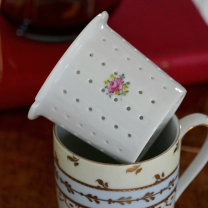 Tasse "Nydia" avec son filtre en porcelaine néerlandaise Meander BV fleurie et dorée