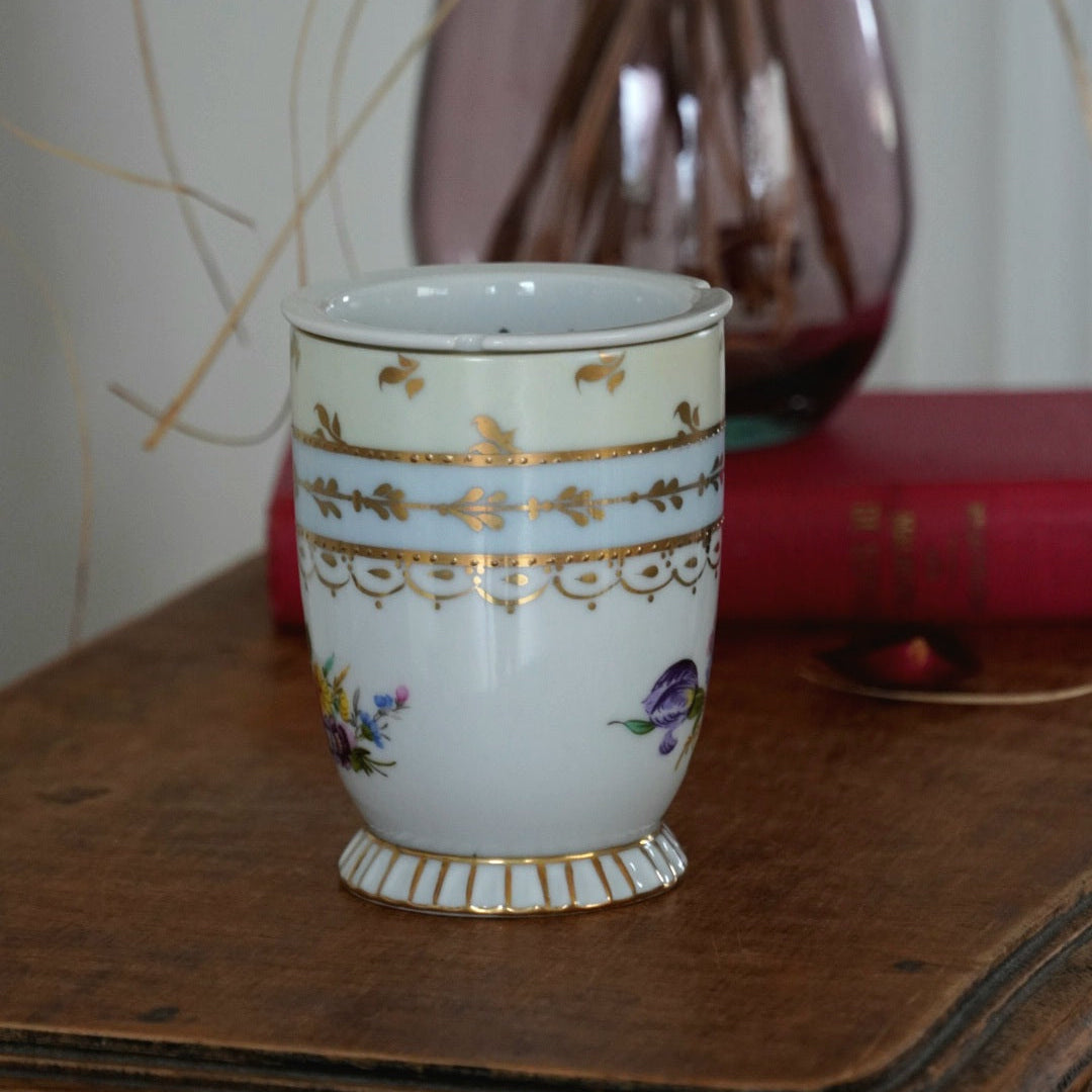Tasse "Nydia" avec son filtre en porcelaine néerlandaise Meander BV fleurie et dorée