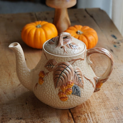 Théière "Hazel" en barbotine anglaise aux motifs d'automne en relief Wade modèle Bramble
