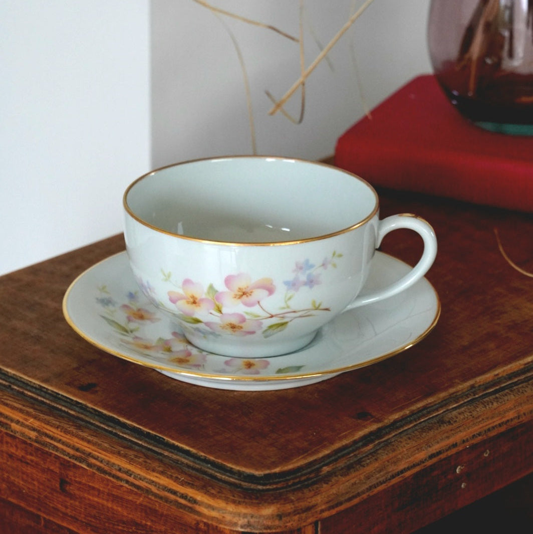 Grande tasse "Marcialine" en porcelaine de Limoges J.B fleurie et dorée