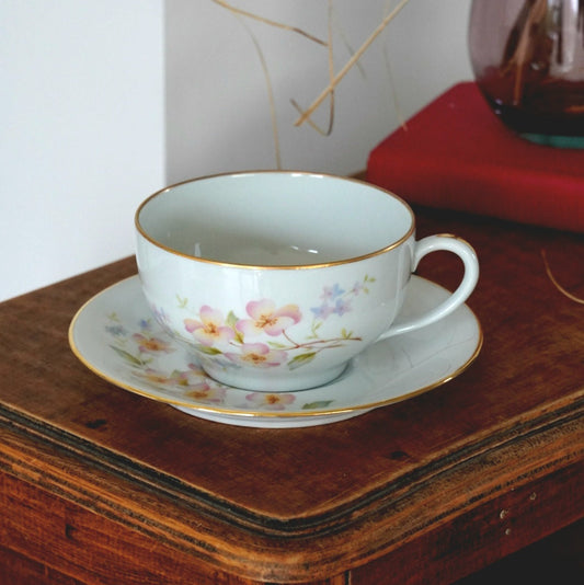 Grande tasse "Marcialine" en porcelaine de Limoges J.B fleurie et dorée