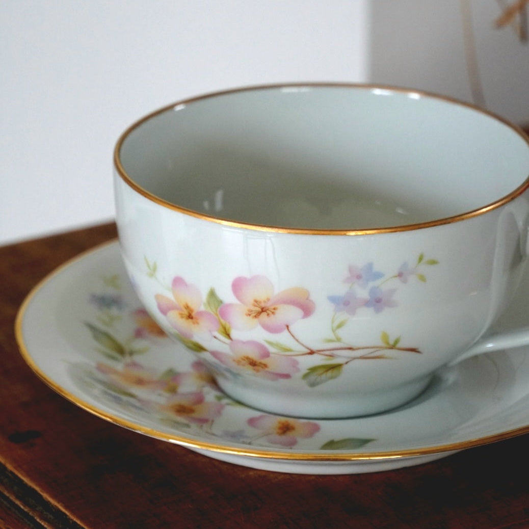 Grande tasse "Marcialine" en porcelaine de Limoges J.B fleurie et dorée