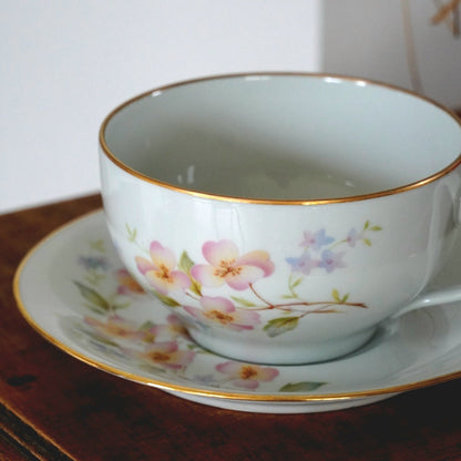Grande tasse "Marcialine" en porcelaine de Limoges J.B fleurie et dorée