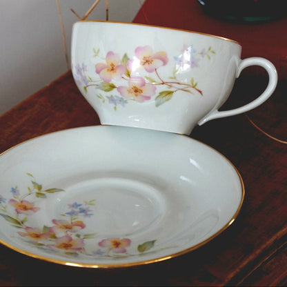 Grande tasse "Marcialine" en porcelaine de Limoges J.B fleurie et dorée