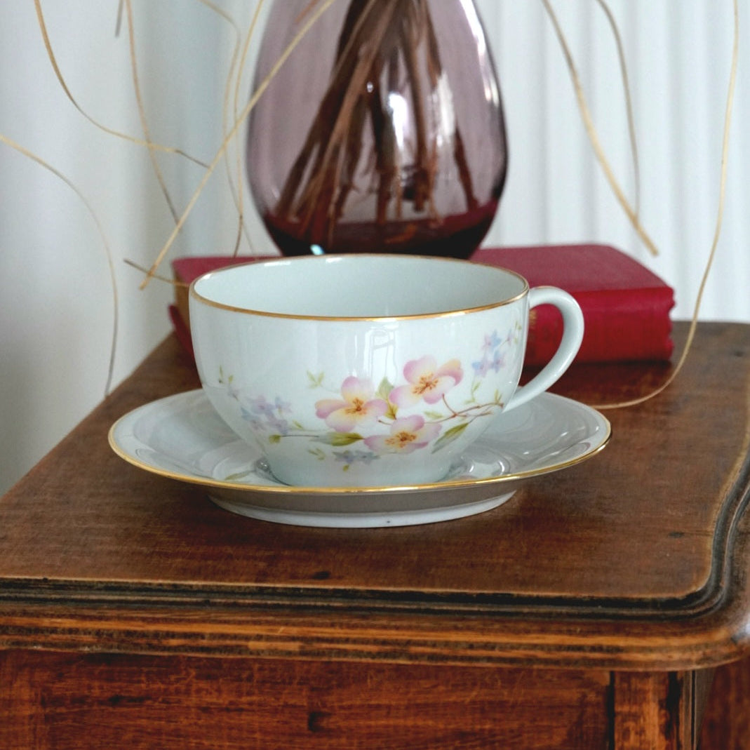 Grande tasse "Marcialine" en porcelaine de Limoges J.B fleurie et dorée