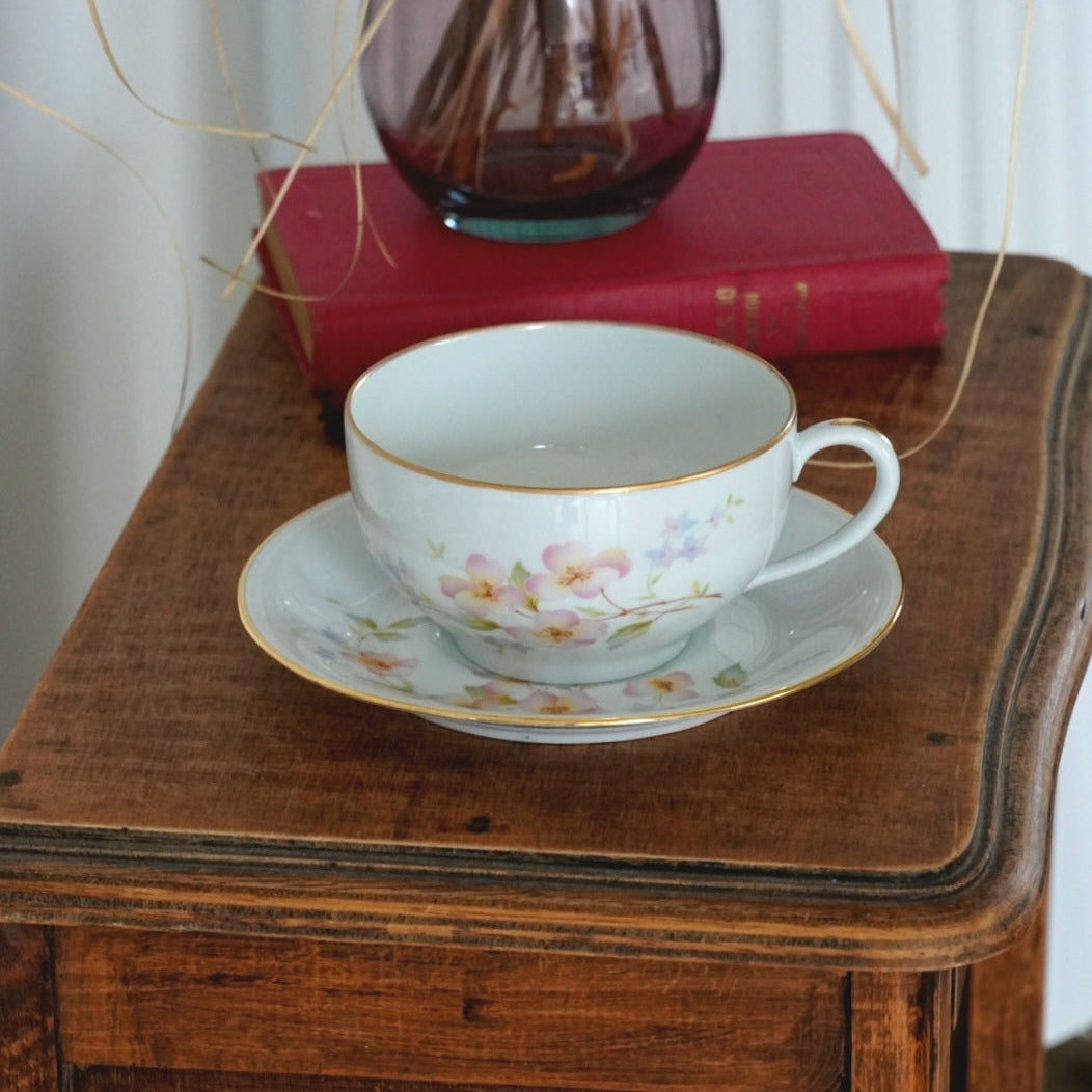 Grande tasse "Marcialine" en porcelaine de Limoges J.B fleurie et dorée