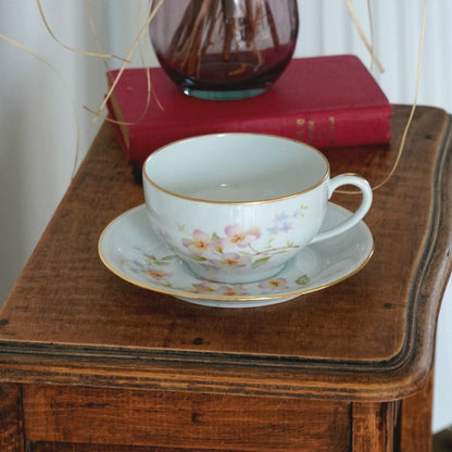 Grande tasse "Marcialine" en porcelaine de Limoges J.B fleurie et dorée