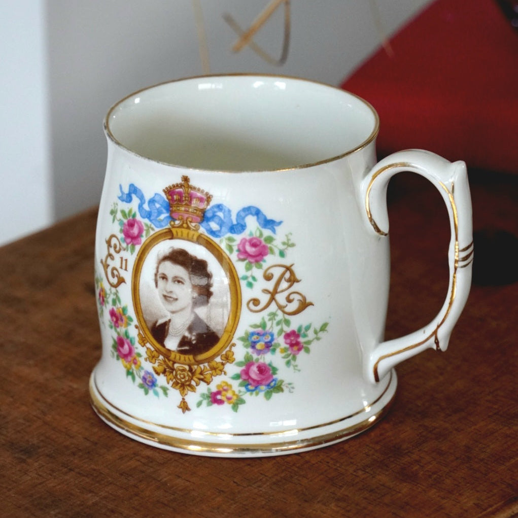Mug "Elizabeth" en porcelaine anglaise Roslyn commémorative du couronnement de la reine Elizabeth II de 1953 (RARE)