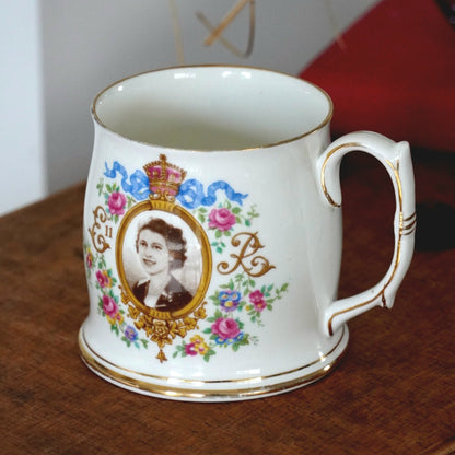 Mug "Elizabeth" en porcelaine anglaise Roslyn commémorative du couronnement de la reine Elizabeth II de 1953 (RARE)