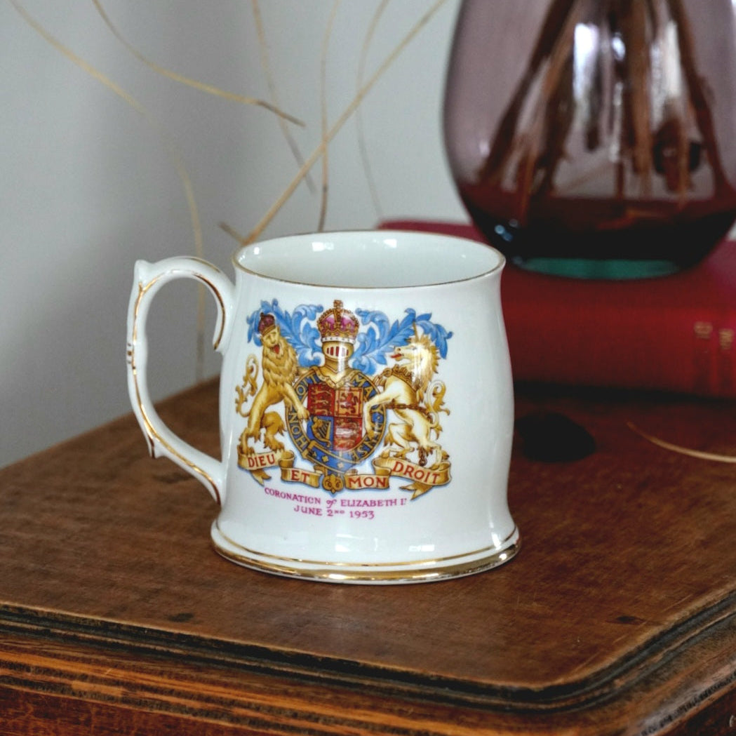 Mug "Elizabeth" en porcelaine anglaise Roslyn commémorative du couronnement de la reine Elizabeth II de 1953 (RARE)