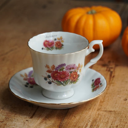 Petite tasse "Hermette" d'automne en porcelaine française fleurie et dorée