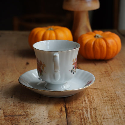 Petite tasse "Hermette" d'automne en porcelaine française fleurie et dorée