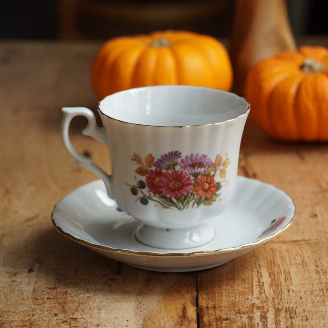 Petite tasse "Hermette" d'automne en porcelaine française fleurie et dorée