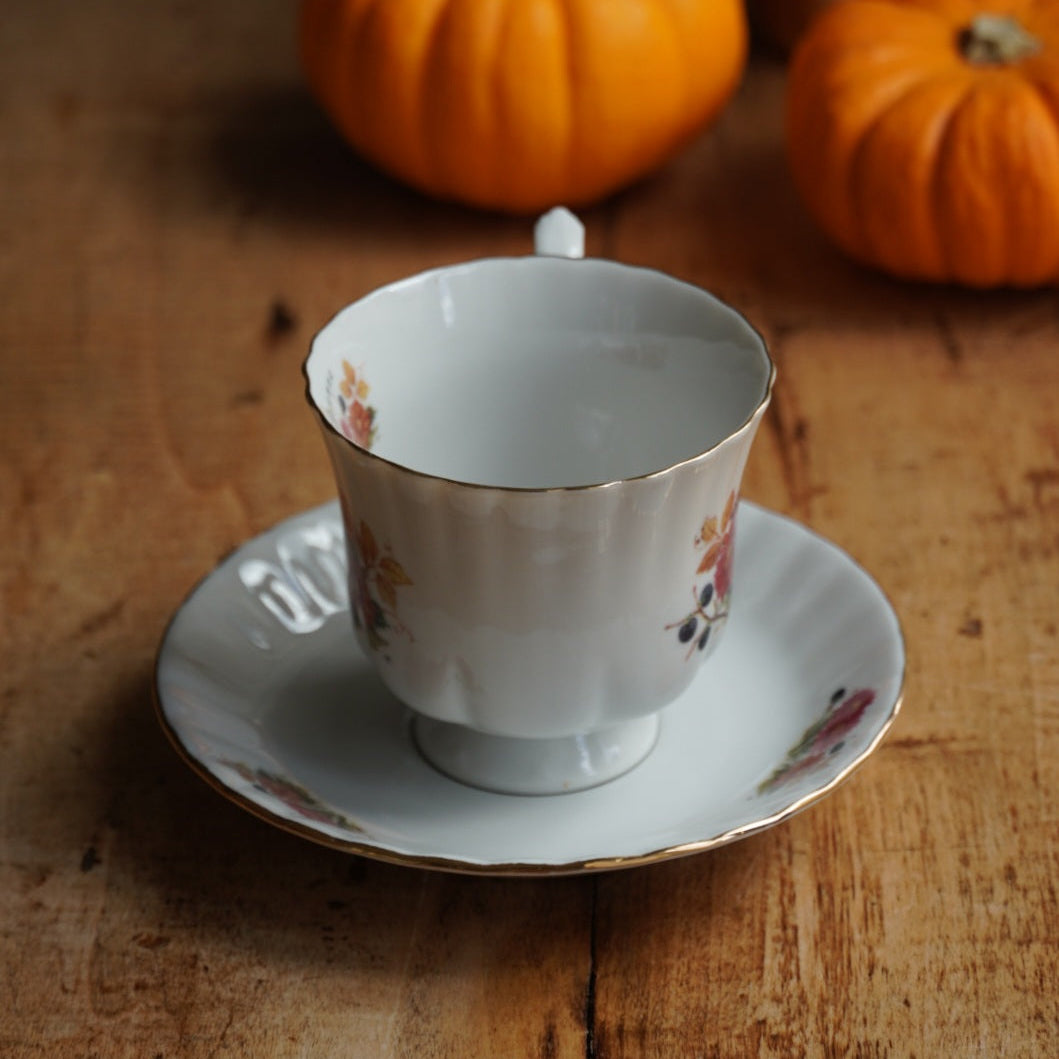 Petite tasse "Hermette" d'automne en porcelaine française fleurie et dorée