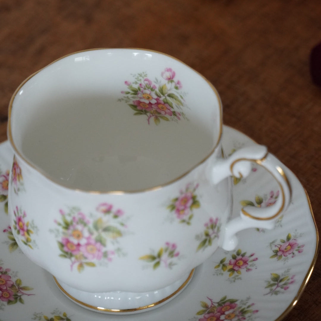 Tasse "Bloss" en porcelaine anglaise fleurie Queen's Countryside Series modèle Apple Blossom