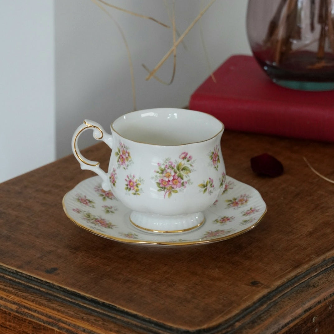 Tasse "Bloss" en porcelaine anglaise fleurie Queen's Countryside Series modèle Apple Blossom