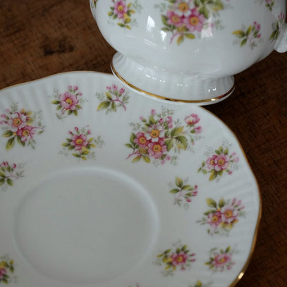 Tasse "Bloss" en porcelaine anglaise fleurie Queen's Countryside Series modèle Apple Blossom