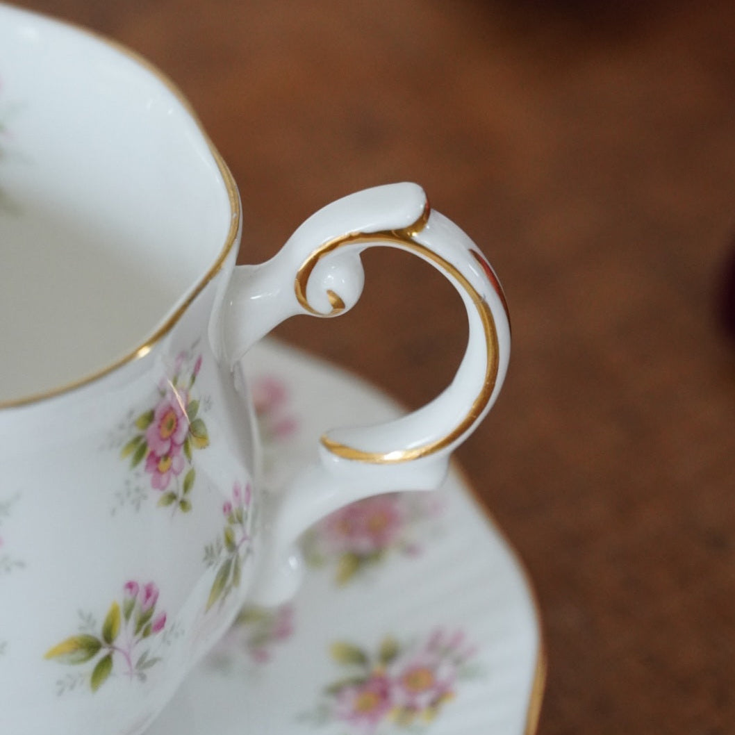 Tasse "Bloss" en porcelaine anglaise fleurie Queen's Countryside Series modèle Apple Blossom