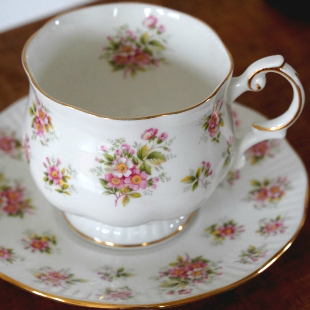 Tasse "Bloss" en porcelaine anglaise fleurie Queen's Countryside Series modèle Apple Blossom