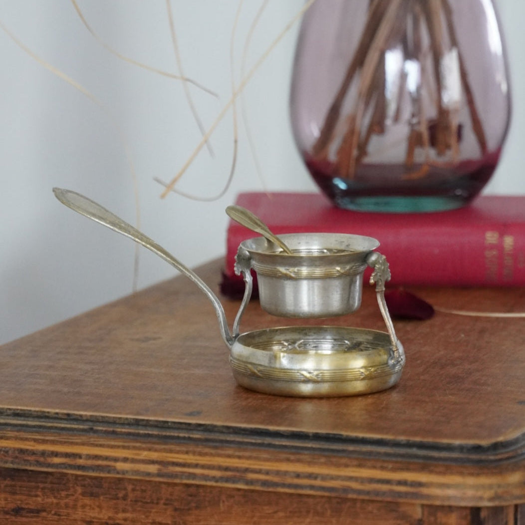 Filtre à thé "Edmonde" à bascule en métal argenté patiné signée Roux Marquiand avec sa petite cuillère