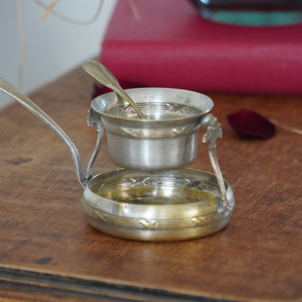 Filtre à thé "Edmonde" à bascule en métal argenté patiné signée Roux Marquiand avec sa petite cuillère
