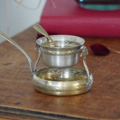 Filtre à thé "Edmonde" à bascule en métal argenté patiné signée Roux Marquiand avec sa petite cuillère
