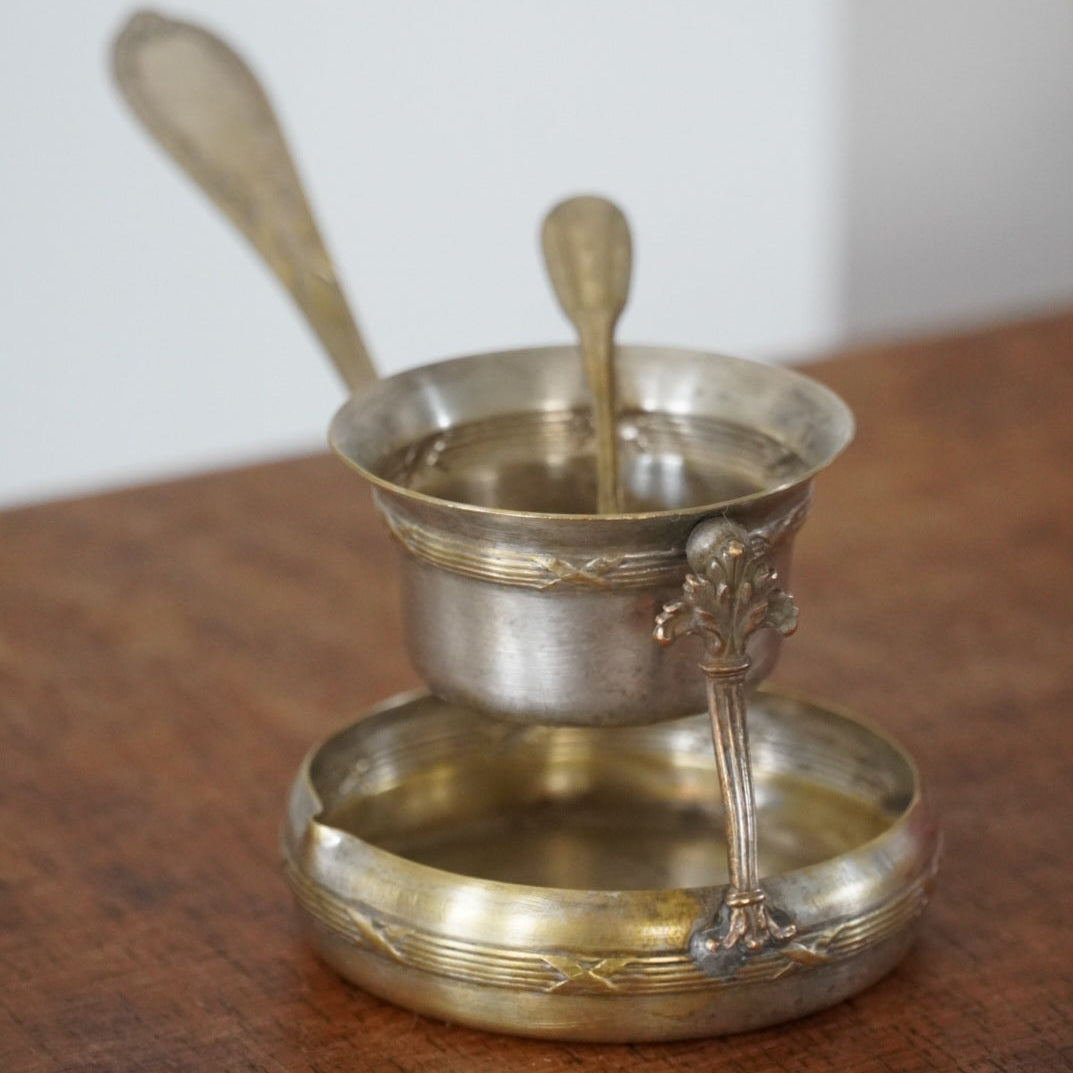 Filtre à thé "Edmonde" à bascule en métal argenté patiné signée Roux Marquiand avec sa petite cuillère