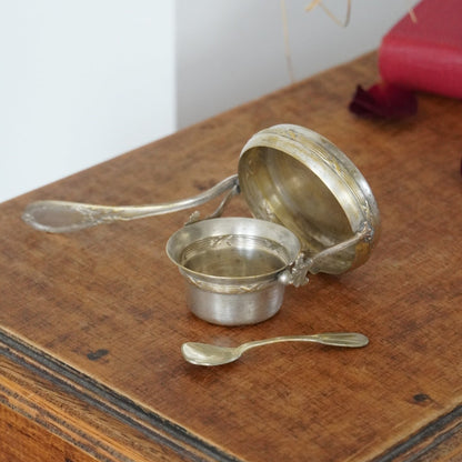 Filtre à thé "Edmonde" à bascule en métal argenté patiné signée Roux Marquiand avec sa petite cuillère