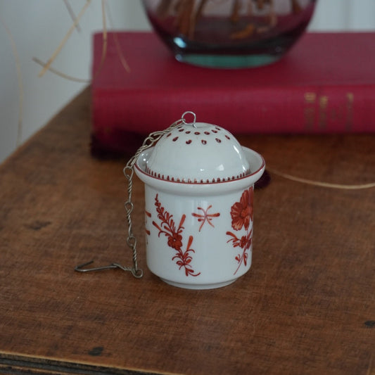 Boule à thé "Madilda" et son support en porcelaine allemande Kaiser peinte à la main