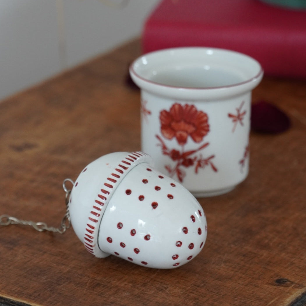 Boule à thé "Madilda" et son support en porcelaine allemande Kaiser peinte à la main