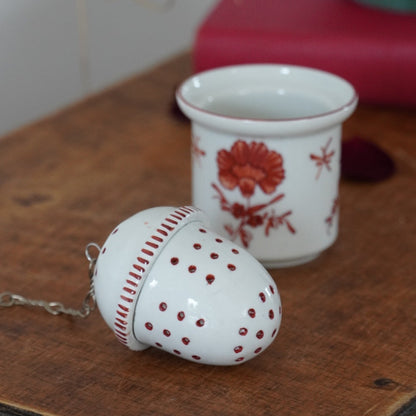 Boule à thé "Madilda" et son support en porcelaine allemande Kaiser peinte à la main