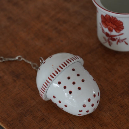 Boule à thé "Madilda" et son support en porcelaine allemande Kaiser peinte à la main
