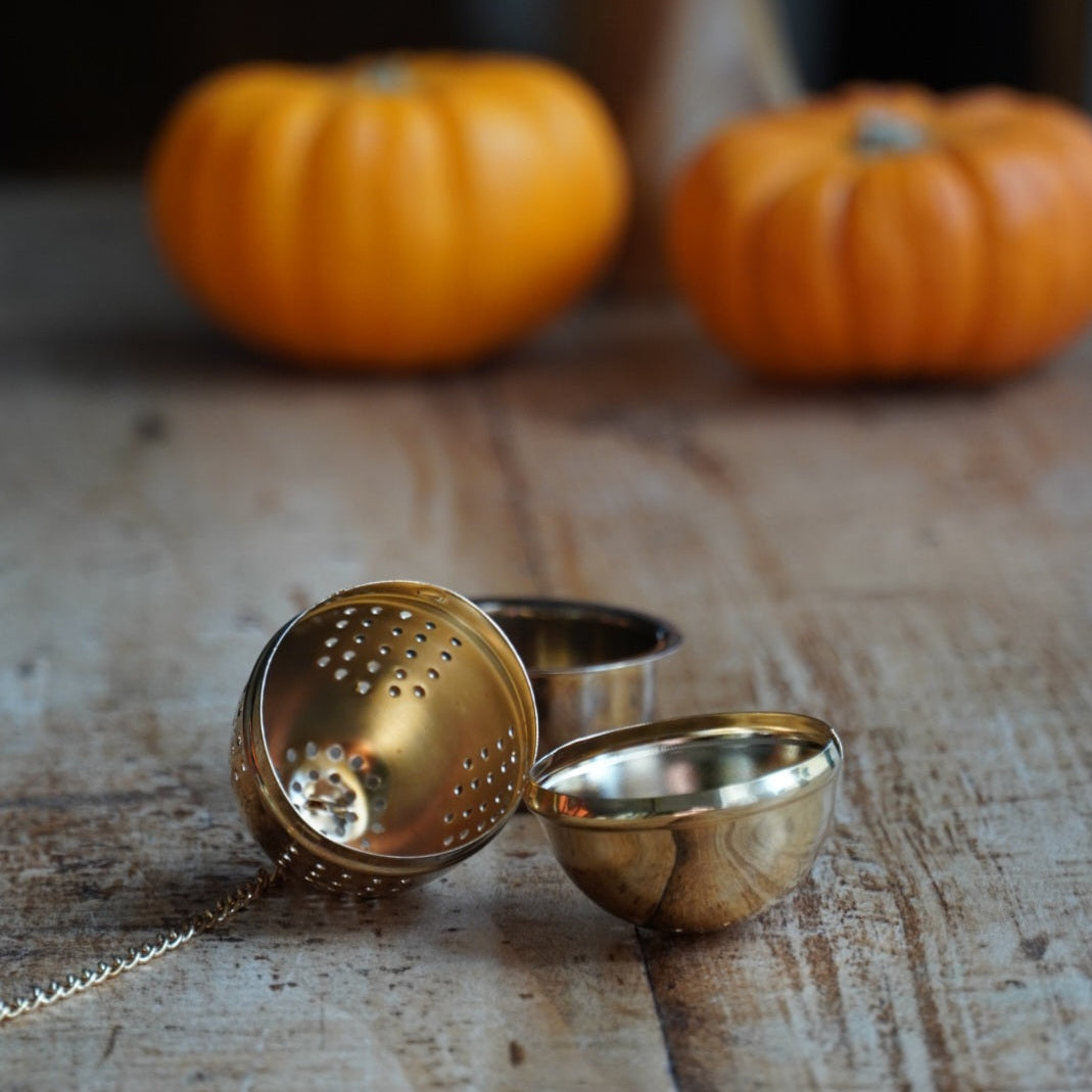 Boule à thé "Lanette" en inox doré et son support