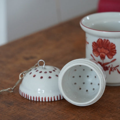 Boule à thé "Madilda" et son support en porcelaine allemande Kaiser peinte à la main
