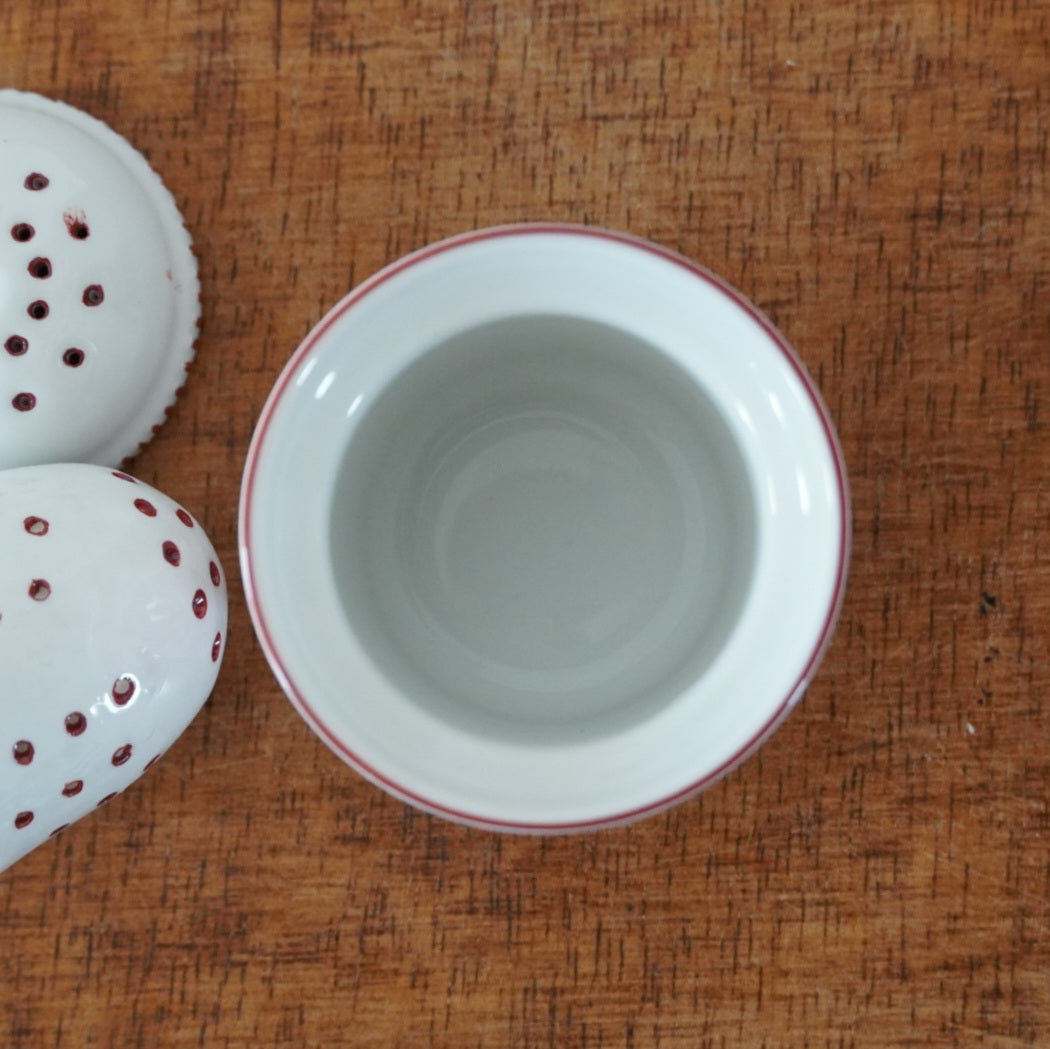 Boule à thé "Madilda" et son support en porcelaine allemande Kaiser peinte à la main