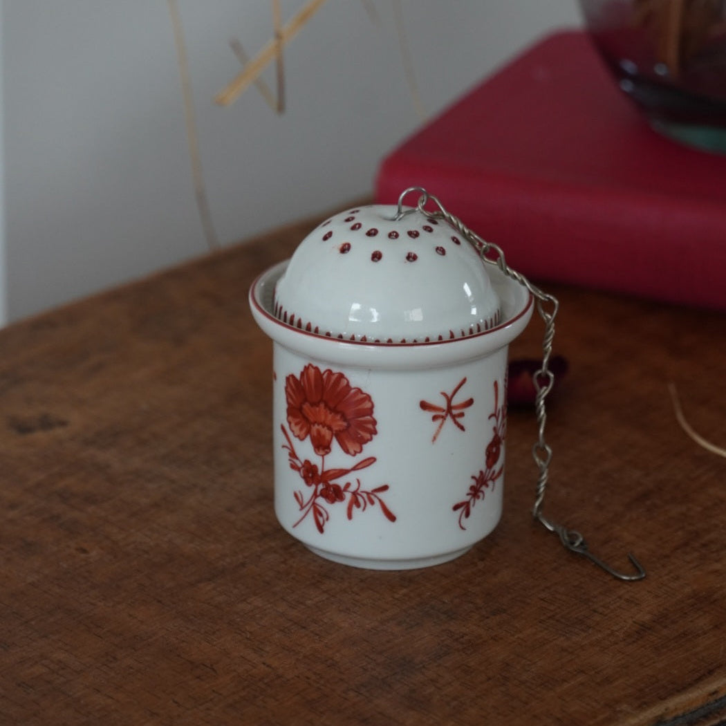 Boule à thé "Madilda" et son support en porcelaine allemande Kaiser peinte à la main