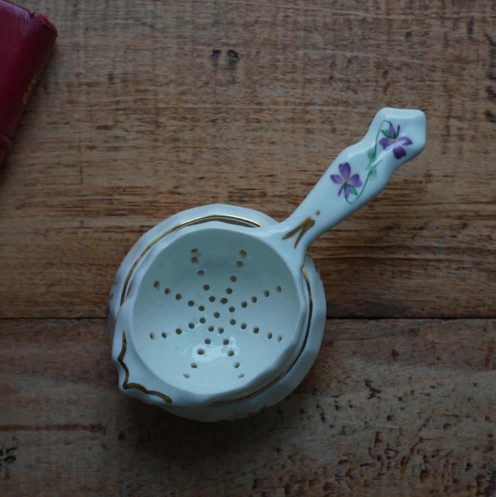 Passoire à thé "Mabel" en porcelaine anglaise fleurie et dorée avec son support Windsor