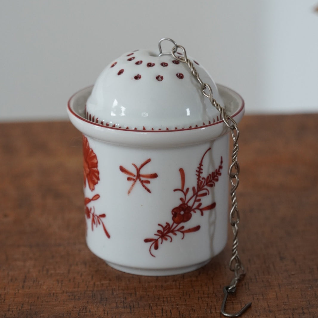 Boule à thé "Madilda" et son support en porcelaine allemande Kaiser peinte à la main