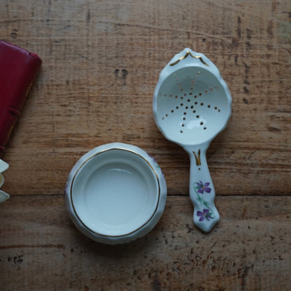Passoire à thé "Mabel" en porcelaine anglaise fleurie et dorée avec son support Windsor