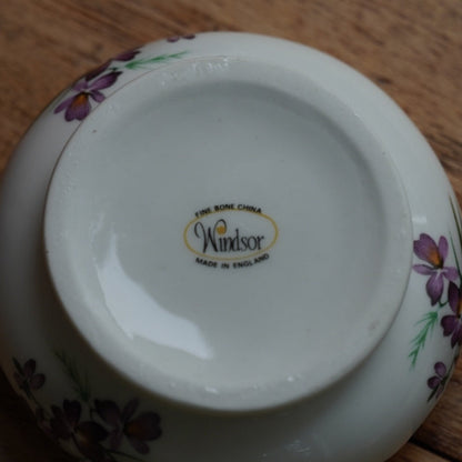 Passoire à thé "Mabel" en porcelaine anglaise fleurie et dorée avec son support Windsor