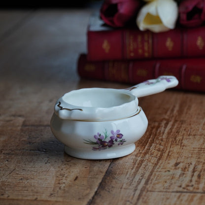 Passoire à thé "Mabel" en porcelaine anglaise fleurie et dorée avec son support Windsor