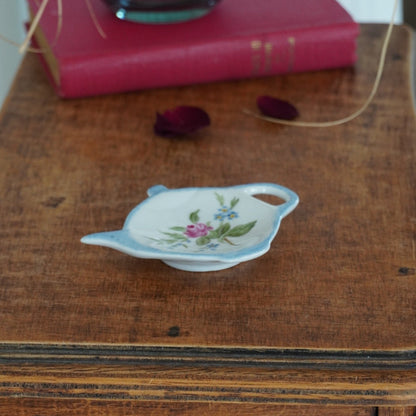 Repose-sachet "Thadéus" en porcelaine de Limoges M.P. Samie bleuté et fleuri peint à la main