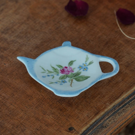 Repose-sachet "Thadéus" en porcelaine de Limoges M.P. Samie bleuté et fleuri peint à la main