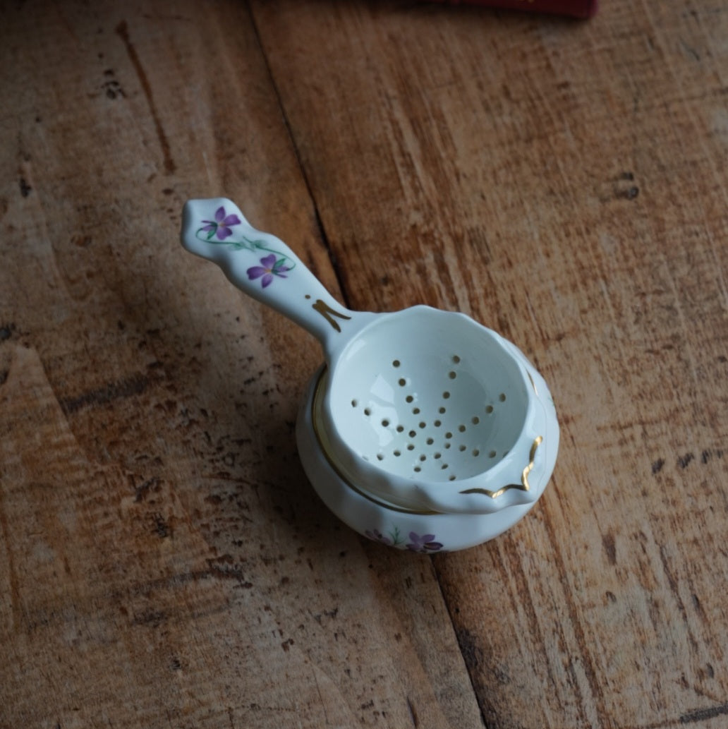 Passoire à thé "Mabel" en porcelaine anglaise fleurie et dorée avec son support Windsor