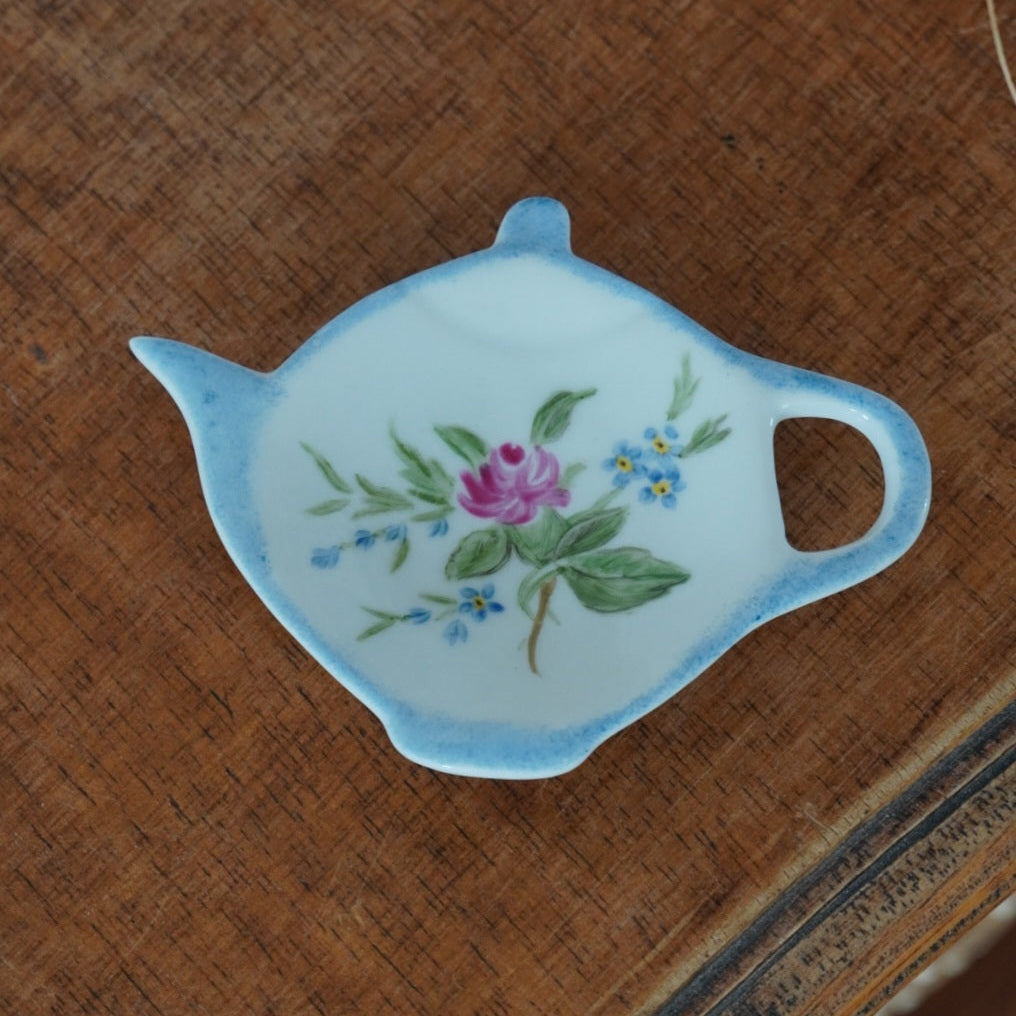Repose-sachet "Thadéus" en porcelaine de Limoges M.P. Samie bleuté et fleuri peint à la main