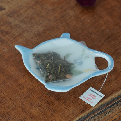 Repose-sachet "Thadéus" en porcelaine de Limoges M.P. Samie bleuté et fleuri peint à la main
