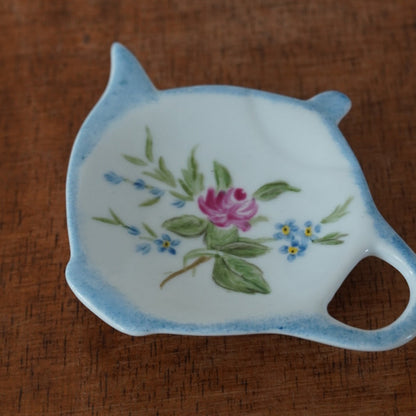 Repose-sachet "Thadéus" en porcelaine de Limoges M.P. Samie bleuté et fleuri peint à la main